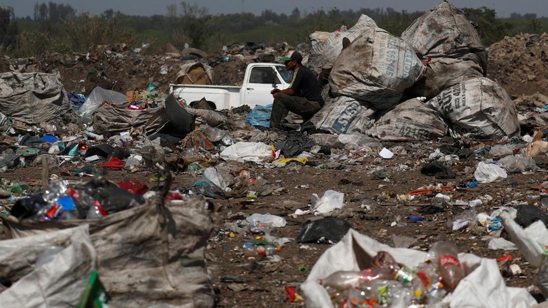 Waste recyclers look through heaps of waste at a landfill for cardboard, plastic and metal, which they sell while working 12-hour shifts, as Argentina faces one of the world's highest inflation rates, set to top 100% this year, in Lujan, on the outskirts of Buenos Aires, Argentina October 5, 2022. REUTERS/Agustin Marcarian