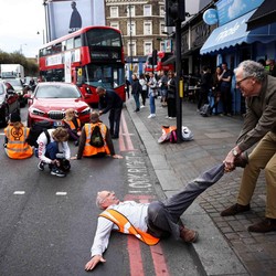Bikin Chaos, Begini Aksi Protes Krisis Iklim di London