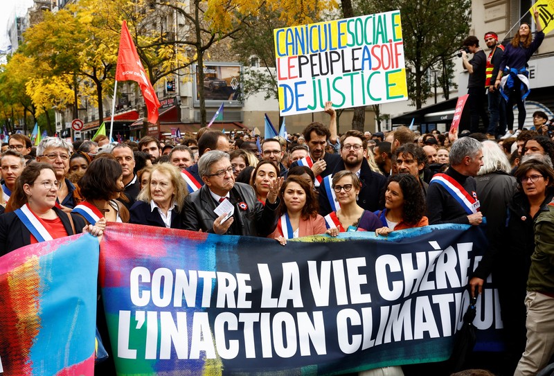 Demo Inflasi dan Krisis Iklim di Paris Prancis Ribuan orang menggelar protes menentang biaya hidup dan ketidakpekaan pemerintah terhadap perang melawan perubahan iklim di Paris, Prancis , Minggu (16/10/2022). Selain berdemo soal inflasi, mereka mengkritik kebijakan pemerintah soal energi, barang-barang penting dan sewa, serta pajak yang lebih besar dari keuntungan tak terduga oleh perusahaan. Di kesempatan yang sama, mereka juga menyerukan investasi besar-besaran melawan krisis iklim. (Photo by Vincent Koebel/Anadolu Agency via Getty Images)