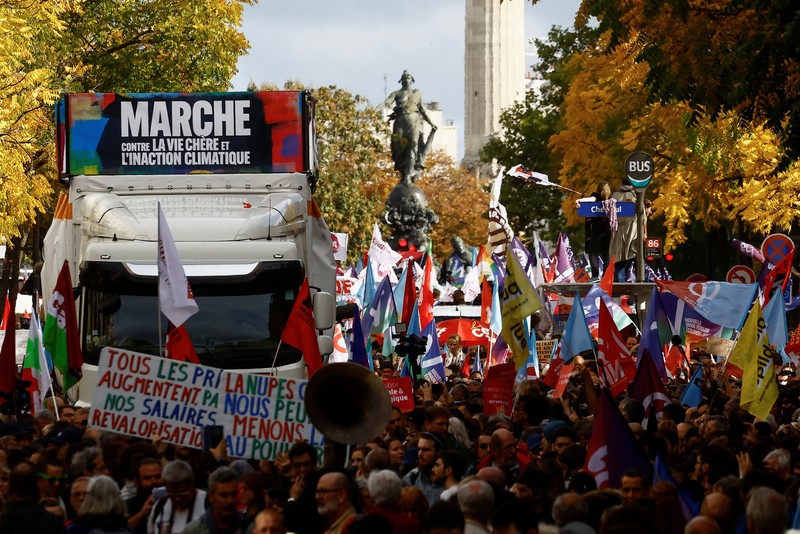 Demo Inflasi dan Krisis Iklim di Paris Prancis Ribuan orang menggelar protes menentang biaya hidup dan ketidakpekaan pemerintah terhadap perang melawan perubahan iklim di Paris, Prancis , Minggu (16/10/2022). Selain berdemo soal inflasi, mereka mengkritik kebijakan pemerintah soal energi, barang-barang penting dan sewa, serta pajak yang lebih besar dari keuntungan tak terduga oleh perusahaan. Di kesempatan yang sama, mereka juga menyerukan investasi besar-besaran melawan krisis iklim. (Photo by Vincent Koebel/Anadolu Agency via Getty Images)