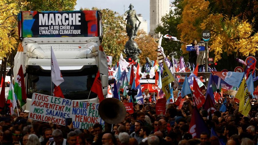 Sejumlah demonstran dari New Ecologic and Social People's Union (NUPES), sebuah koalisi partai kiri dan hijau melakukan aksi menentang melonjaknya inflasi di Paris, Prancis , Minggu (16/10/2022). Selain berdemo soal inflasi, mereka mengkritik kebijakan pemerintah soal energi, barang-barang penting dan sewa, serta pajak yang lebih besar dari keuntungan tak terduga oleh perusahaan. Di kesempatan yang sama, mereka juga menyerukan investasi besar-besaran melawan krisis iklim. (REUTERS/Stephane Mahe)