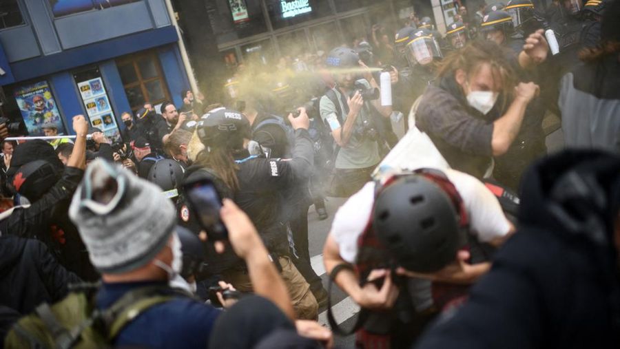 Ribuan orang menggelar protes menentang biaya hidup dan ketidakpekaan pemerintah terhadap perang melawan perubahan iklim di Paris, Prancis , Minggu (16/10/2022). Selain berdemo soal inflasi, mereka mengkritik kebijakan pemerintah soal energi, barang-barang penting dan sewa, serta pajak yang lebih besar dari keuntungan tak terduga oleh perusahaan. Di kesempatan yang sama, mereka juga menyerukan investasi besar-besaran melawan krisis iklim. (Photo by Vincent Koebel/Anadolu Agency via Getty Images)