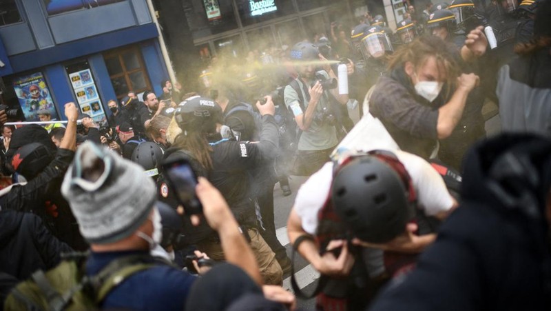 Ribuan orang menggelar protes menentang biaya hidup dan ketidakpekaan pemerintah terhadap perang melawan perubahan iklim di Paris, Prancis , Minggu (16/10/2022). Selain berdemo soal inflasi, mereka mengkritik kebijakan pemerintah soal energi, barang-barang penting dan sewa, serta pajak yang lebih besar dari keuntungan tak terduga oleh perusahaan. Di kesempatan yang sama, mereka juga menyerukan investasi besar-besaran melawan krisis iklim. (Photo by Vincent Koebel/Anadolu Agency via Getty Images)