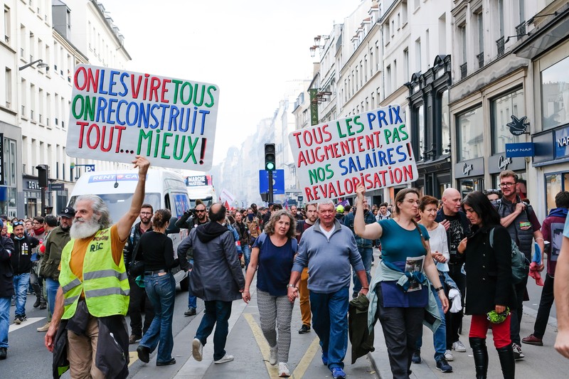 Ribuan orang menggelar protes menentang biaya hidup dan ketidakpekaan pemerintah terhadap perang melawan perubahan iklim di Paris, Prancis , Minggu (16/10/2022). Selain berdemo soal inflasi, mereka mengkritik kebijakan pemerintah soal energi, barang-barang penting dan sewa, serta pajak yang lebih besar dari keuntungan tak terduga oleh perusahaan. Di kesempatan yang sama, mereka juga menyerukan investasi besar-besaran melawan krisis iklim. (Photo by Vincent Koebel/Anadolu Agency via Getty Images)