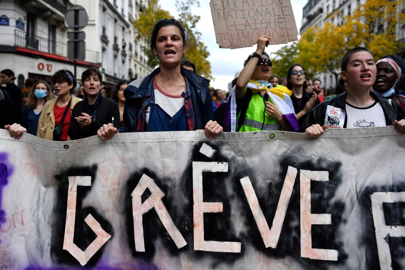 Demo Inflasi dan Krisis Iklim di Paris Prancis Ribuan orang menggelar protes menentang biaya hidup dan ketidakpekaan pemerintah terhadap perang melawan perubahan iklim di Paris, Prancis , Minggu (16/10/2022). Selain berdemo soal inflasi, mereka mengkritik kebijakan pemerintah soal energi, barang-barang penting dan sewa, serta pajak yang lebih besar dari keuntungan tak terduga oleh perusahaan. Di kesempatan yang sama, mereka juga menyerukan investasi besar-besaran melawan krisis iklim. (Photo by Vincent Koebel/Anadolu Agency via Getty Images)