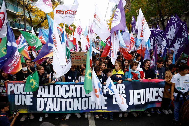 Demo Inflasi dan Krisis Iklim di Paris Prancis Ribuan orang menggelar protes menentang biaya hidup dan ketidakpekaan pemerintah terhadap perang melawan perubahan iklim di Paris, Prancis , Minggu (16/10/2022). Selain berdemo soal inflasi, mereka mengkritik kebijakan pemerintah soal energi, barang-barang penting dan sewa, serta pajak yang lebih besar dari keuntungan tak terduga oleh perusahaan. Di kesempatan yang sama, mereka juga menyerukan investasi besar-besaran melawan krisis iklim. (Photo by Vincent Koebel/Anadolu Agency via Getty Images)