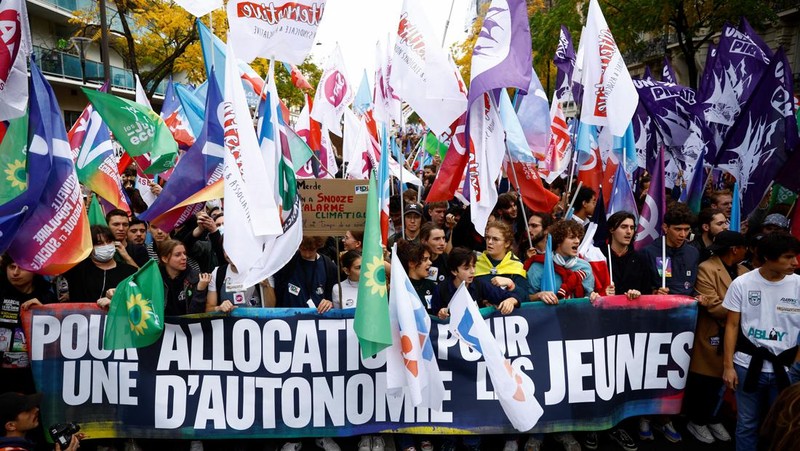 Ribuan orang menggelar protes menentang biaya hidup dan ketidakpekaan pemerintah terhadap perang melawan perubahan iklim di Paris, Prancis , Minggu (16/10/2022). Selain berdemo soal inflasi, mereka mengkritik kebijakan pemerintah soal energi, barang-barang penting dan sewa, serta pajak yang lebih besar dari keuntungan tak terduga oleh perusahaan. Di kesempatan yang sama, mereka juga menyerukan investasi besar-besaran melawan krisis iklim. (Photo by Vincent Koebel/Anadolu Agency via Getty Images)