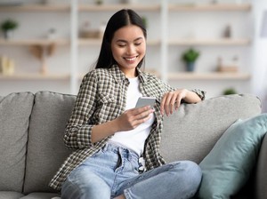 Orang Indonesia Main HP 6 Jam Sehari, Jadi Juara 1 di Dunia