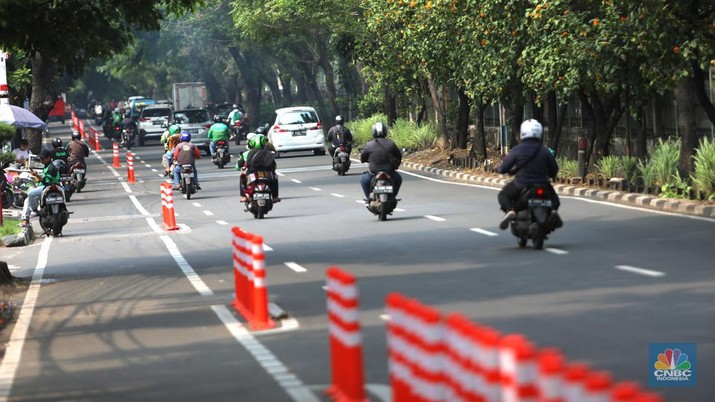 Jalur Sepeda di Jakarta Pengendara motor melintas disamping jalur sepeda di kawasan Palmerah, Jakarta Barat, Senin (17/10/2022). Pemprov DKI Jakarta akan membangun jalur sepeda baru sepanjang 196,45 kilometer. (CNBC Indonesia/ Muhammad Sabki)