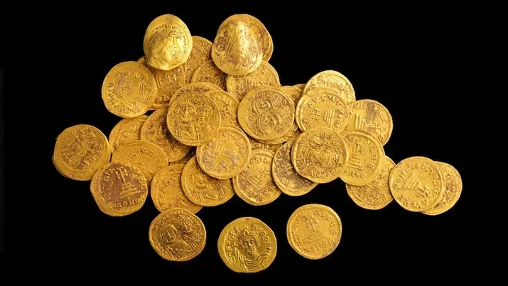 Koin emas menggambarkan rupa Kaisar Bizantium Heraclius.  (Image credit: Dafna Gazit/Antiquities Authority)