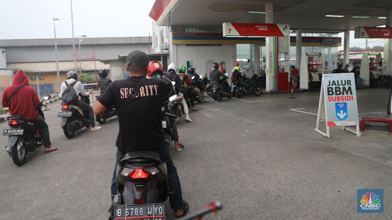 Pengisian BBM di SPBU Pertamina Sejumlah warga mengantre untuk melakukan pengisian BBM di SPBU Pertamina di Kawasan Ciputat , Tangeran Selatan, Senin (17/10/2022). (CNBC Indonesia/ Muhammad Sabki)