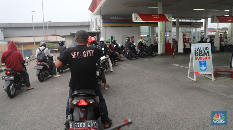 Sejumlah warga mengantre untuk melakukan pengisian BBM di SPBU Pertamina di Kawasan Ciputat , Tangeran Selatan, Senin (17/10/2022). (CNBC Indonesia/ Muhammad Sabki)