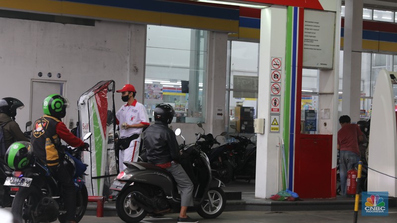 Pengisian BBM di SPBU Pertamina Sejumlah warga mengantre untuk melakukan pengisian BBM di SPBU Pertamina di Kawasan Ciputat , Tangeran Selatan, Senin (17/10/2022). (CNBC Indonesia/ Muhammad Sabki)