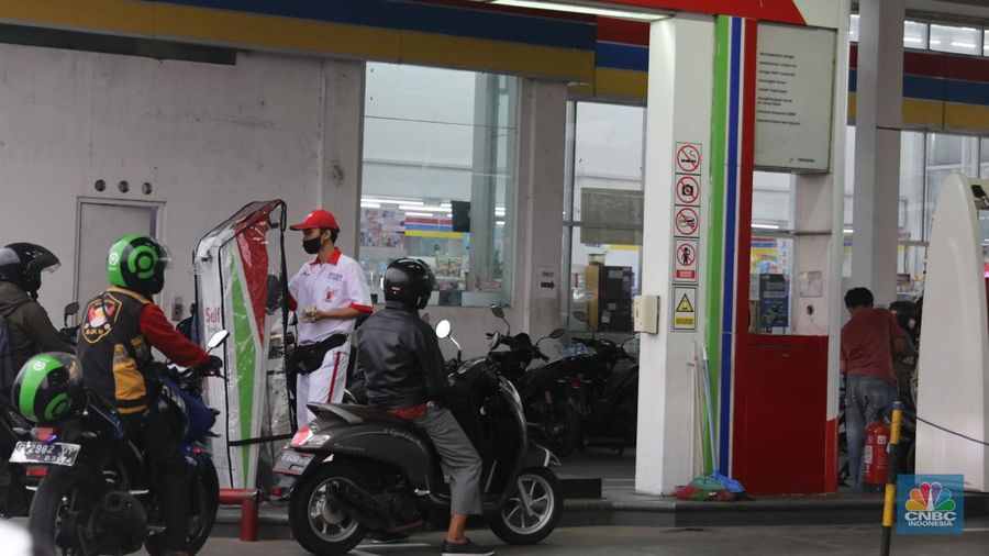Sejumlah warga mengantre untuk melakukan pengisian BBM di SPBU Pertamina di Kawasan Ciputat , Tangeran Selatan, Senin (17/10/2022). (CNBC Indonesia/ Muhammad Sabki)