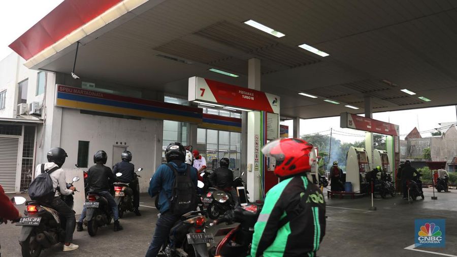 Sejumlah warga mengantre untuk melakukan pengisian BBM di SPBU Pertamina di Kawasan Ciputat , Tangeran Selatan, Senin (17/10/2022). (CNBC Indonesia/ Muhammad Sabki)