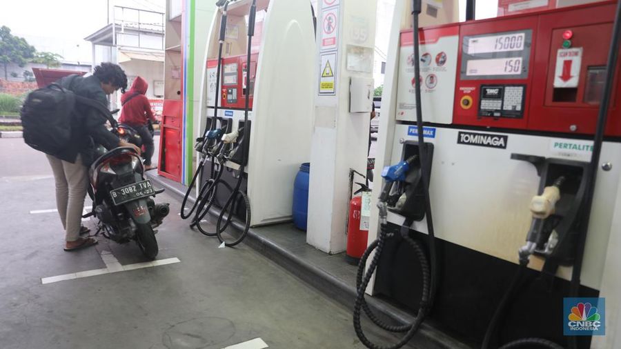 Sejumlah warga mengantre untuk melakukan pengisian BBM di SPBU Pertamina di Kawasan Ciputat , Tangeran Selatan, Senin (17/10/2022). (վ/ Muhammad Sabki)