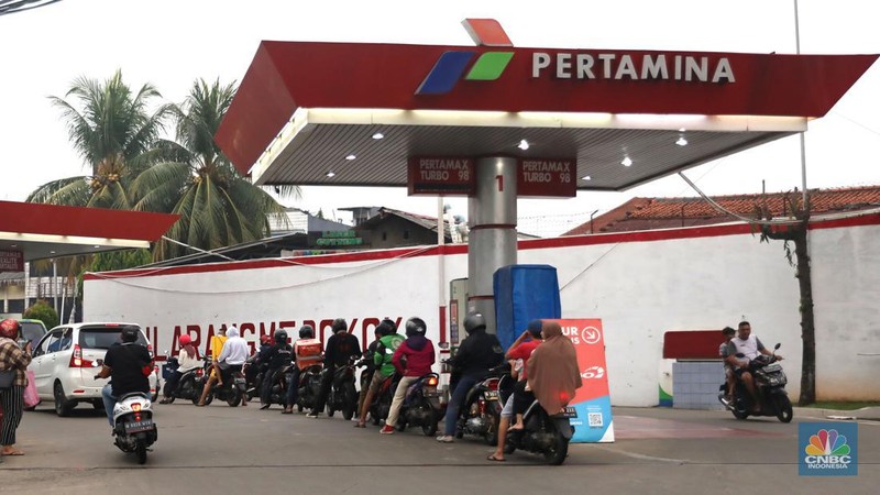 Sejumlah warga mengantre untuk melakukan pengisian BBM di SPBU Pertamina di Kawasan Ciputat , Tangeran Selatan, Senin (17/10/2022). (CNBC Indonesia/ Muhammad Sabki)