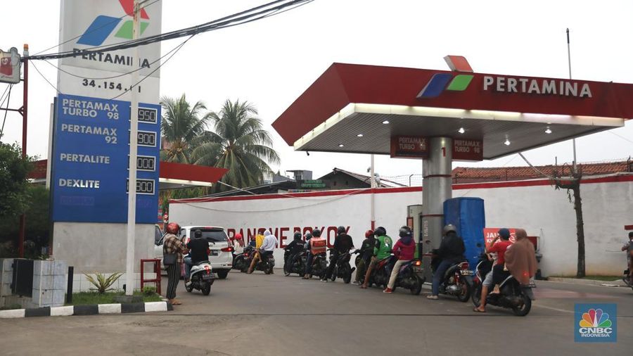Sejumlah warga mengantre untuk melakukan pengisian BBM di SPBU Pertamina di Kawasan Ciputat , Tangeran Selatan, Senin (17/10/2022). (վ/ Muhammad Sabki)