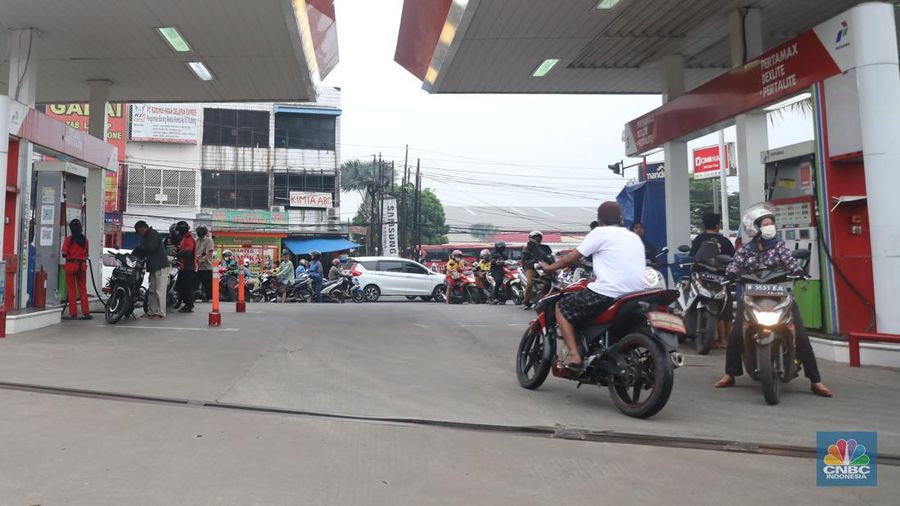 Sejumlah warga mengantre untuk melakukan pengisian BBM di SPBU Pertamina di Kawasan Ciputat , Tangeran Selatan, Senin (17/10/2022). (վ/ Muhammad Sabki)