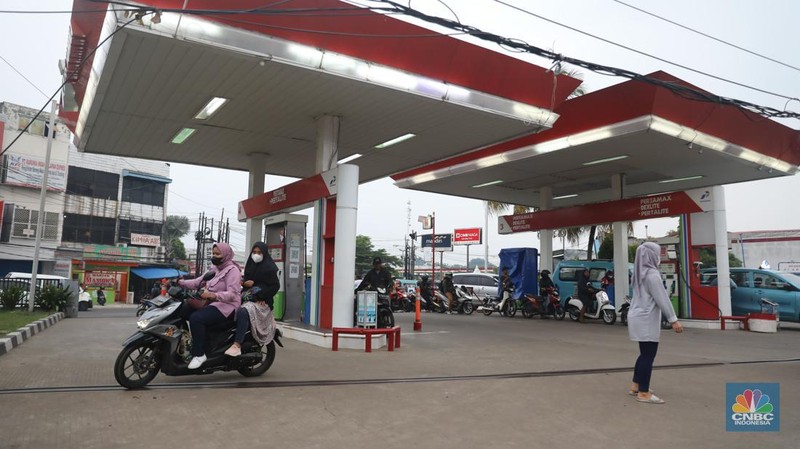 Sejumlah warga mengantre untuk melakukan pengisian BBM di SPBU Pertamina di Kawasan Ciputat , Tangeran Selatan, Senin (17/10/2022). (CNBC Indonesia/ Muhammad Sabki)