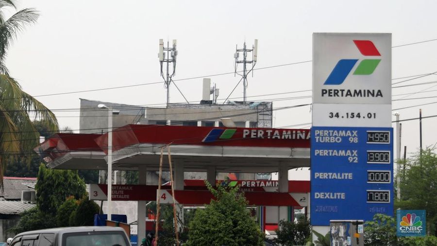 Sejumlah warga mengantre untuk melakukan pengisian BBM di SPBU Pertamina di Kawasan Ciputat , Tangeran Selatan, Senin (17/10/2022). (CNBC Indonesia/ Muhammad Sabki)