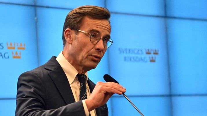 Perdana Menteri Swedia yang baru terpilih Ulf Kristersson. The leader of Sweden's Moderate Party and newly elected Prime Minister Ulf Kristersson holds a press conference after the voting at the parliament session to elect the new Swedish Prime Minister at the Swedish parliament Riksdagen in Stockholm, Sweden, on October 17, 2022. - Three Swedish right-wing parties have agreed to form a minority government with the unprecedented support of the far-right Sweden Democrats, conservative leader Ulf Kristersson said on october 14, 2022. The incoming government immediately announced plans to build new nuclear reactors to meet Sweden's rising electricity needs. (Photo by Jonathan NACKSTRAND / AFP) (Photo by JONATHAN NACKSTRAND/AFP via Getty Images)