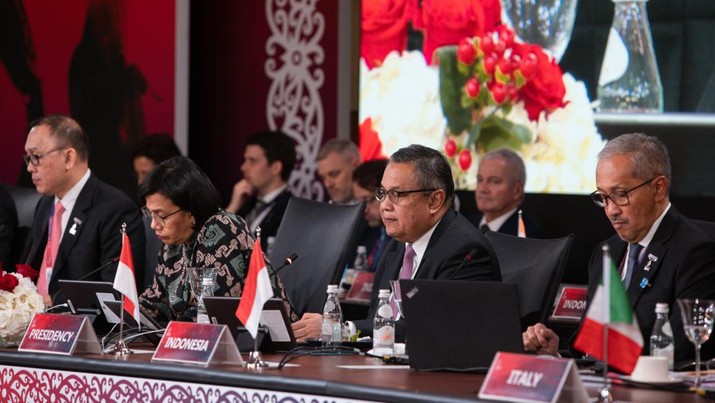 Pertemuan FMCBG G20 Menteri Keuangan Sri Mulyani Indrawati dan Gubernur Bank Indonesia (BI) Perry Warjiyo dalam Pertemuan FMCBG Keempat di Washington DC, 12-13 Oktober 2022.