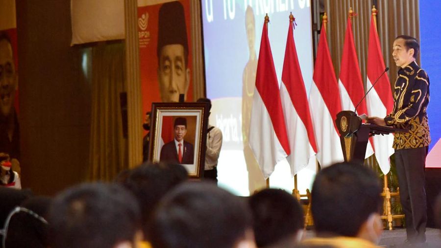 Presiden Jokowi saat melepas PMI skema G to G ke Korea Selatan di Hotel El Royale, Jakarta, pada Senin (17/10/2022). (Foto: BPMI Setpres/Rusman)