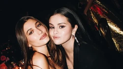 Selena Gomez Tunangan dengan Benny Blanco, Begini Respon Hailey Bieber