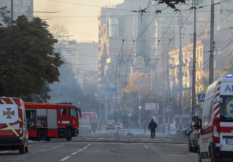 Seorang petugas polisi menembaki pesawat tak berawak Rusia (drone) yang terbang setelah serangan di Kyiv, Ukraina, Senin (17/10/2022)  Menurut Kantor Kepresidenan Ukraina, serangan dilakukan pesawat tanpa awak (UAV) Shahed-136, kamikaze buatan Iran. Belum diketahui sejauh mana kerusakan dan korban. (Photo by YASUYOSHI CHIBA/AFP via Getty Images)