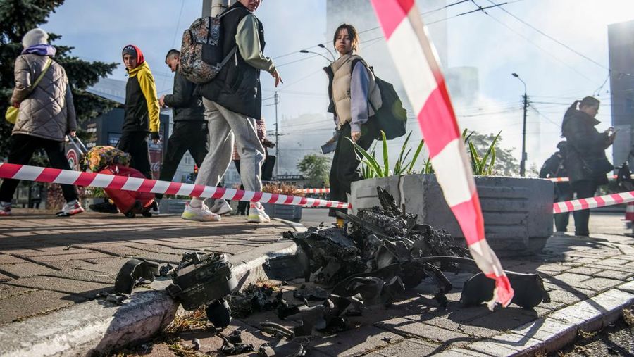 Seorang petugas polisi menembaki pesawat tak berawak Rusia (drone) yang terbang setelah serangan di Kyiv, Ukraina, Senin (17/10/2022)  Menurut Kantor Kepresidenan Ukraina, serangan dilakukan pesawat tanpa awak (UAV) Shahed-136, kamikaze buatan Iran. Belum diketahui sejauh mana kerusakan dan korban. (Photo by YASUYOSHI CHIBA/AFP via Getty Images)