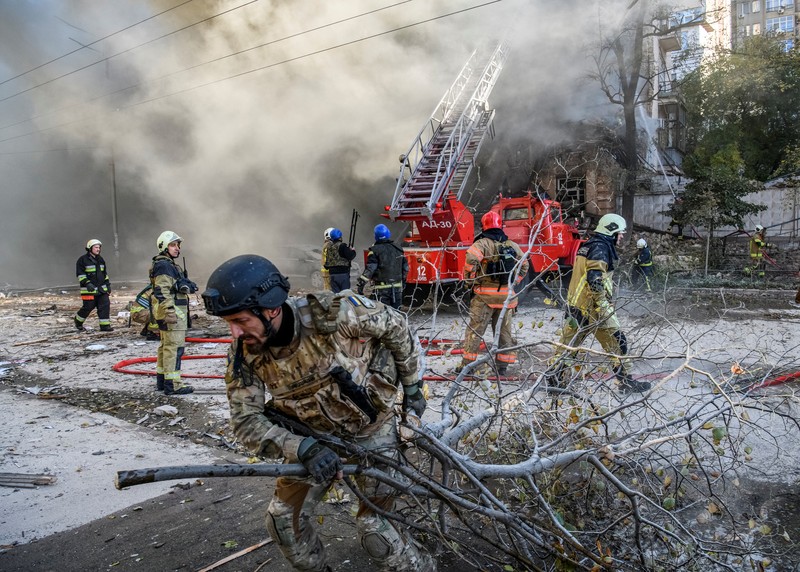 Serangan Drone Rusia di Kyiv, Ukraina Seorang petugas polisi menembaki pesawat tak berawak Rusia (drone) yang terbang setelah serangan di Kyiv, Ukraina, Senin (17/10/2022) Menurut Kantor Kepresidenan Ukraina, serangan dilakukan pesawat tanpa awak (UAV) Shahed-136, kamikaze buatan Iran. Belum diketahui sejauh mana kerusakan dan korban. (Photo by YASUYOSHI CHIBA/AFP via Getty Images)