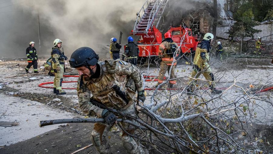 Seorang petugas polisi menembaki pesawat tak berawak Rusia (drone) yang terbang setelah serangan di Kyiv, Ukraina, Senin (17/10/2022)  Menurut Kantor Kepresidenan Ukraina, serangan dilakukan pesawat tanpa awak (UAV) Shahed-136, kamikaze buatan Iran. Belum diketahui sejauh mana kerusakan dan korban. (Photo by YASUYOSHI CHIBA/AFP via Getty Images)