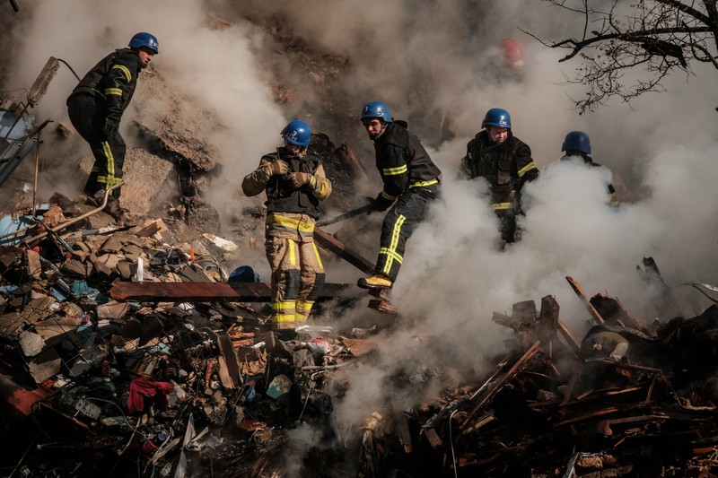 Serangan Drone Rusia di Kyiv, Ukraina Seorang petugas polisi menembaki pesawat tak berawak Rusia (drone) yang terbang setelah serangan di Kyiv, Ukraina, Senin (17/10/2022) Menurut Kantor Kepresidenan Ukraina, serangan dilakukan pesawat tanpa awak (UAV) Shahed-136, kamikaze buatan Iran. Belum diketahui sejauh mana kerusakan dan korban. (Photo by YASUYOSHI CHIBA/AFP via Getty Images)