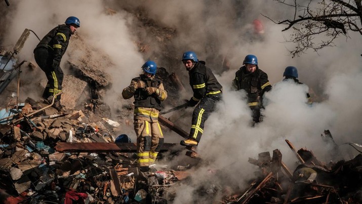 Serangan Drone Rusia di Kyiv, Ukraina Petugas pemadam kebakaran Ukraina bekerja di gedung yang hancur setelah serangan pesawat tak berawak (UAV) setelah serangannya di Kyiv, Ukraina, Senin (17/9/2022). Sedikitnya satu orang tewas dan tiga orang lainnya mengalami luka-luka akibat serangan pesawat tanpa awak (UAV) Shahed-136, kamikaze buatan Iran yang dilancarkan Rusia terhadap Ukraina. (Photo by YASUYOSHI CHIBA/AFP via Getty Images)