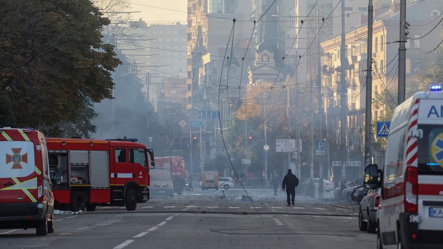Seorang petugas polisi menembaki pesawat tak berawak Rusia (drone) yang terbang setelah serangan di Kyiv, Ukraina, Senin (17/10/2022)  Menurut Kantor Kepresidenan Ukraina, serangan dilakukan pesawat tanpa awak (UAV) Shahed-136, kamikaze buatan Iran. Belum diketahui sejauh mana kerusakan dan korban. (Photo by YASUYOSHI CHIBA/AFP via Getty Images)