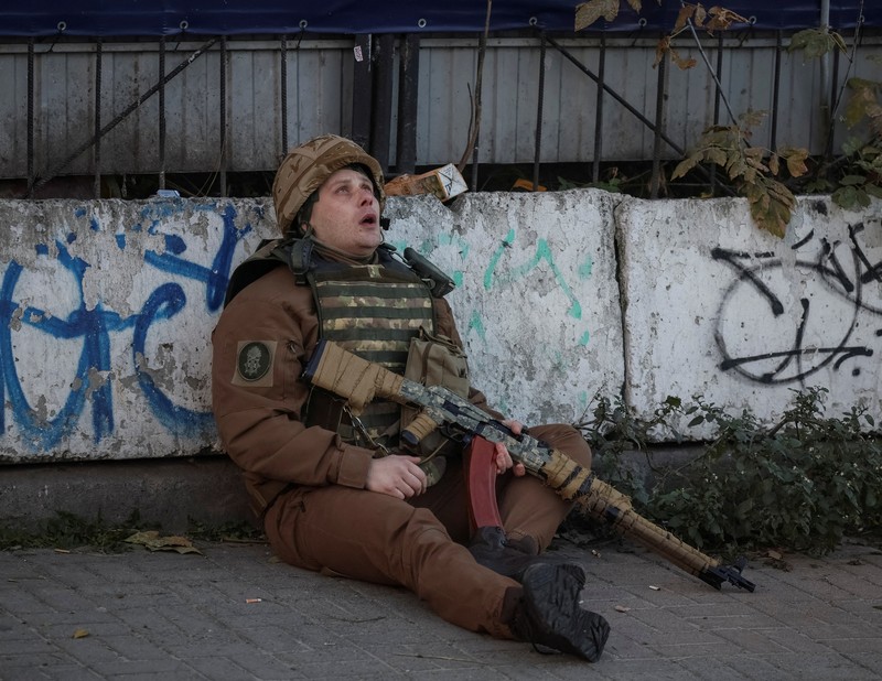 Seorang petugas polisi menembaki pesawat tak berawak Rusia (drone) yang terbang setelah serangan di Kyiv, Ukraina, Senin (17/10/2022)  Menurut Kantor Kepresidenan Ukraina, serangan dilakukan pesawat tanpa awak (UAV) Shahed-136, kamikaze buatan Iran. Belum diketahui sejauh mana kerusakan dan korban. (Photo by YASUYOSHI CHIBA/AFP via Getty Images)