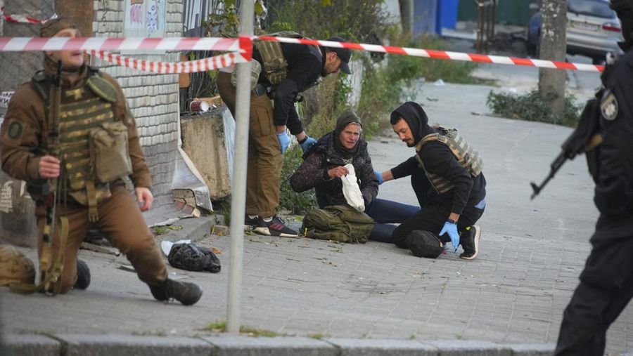 Seorang petugas polisi menembaki pesawat tak berawak Rusia (drone) yang terbang setelah serangan di Kyiv, Ukraina, Senin (17/10/2022)  Menurut Kantor Kepresidenan Ukraina, serangan dilakukan pesawat tanpa awak (UAV) Shahed-136, kamikaze buatan Iran. Belum diketahui sejauh mana kerusakan dan korban. (Photo by YASUYOSHI CHIBA/AFP via Getty Images)