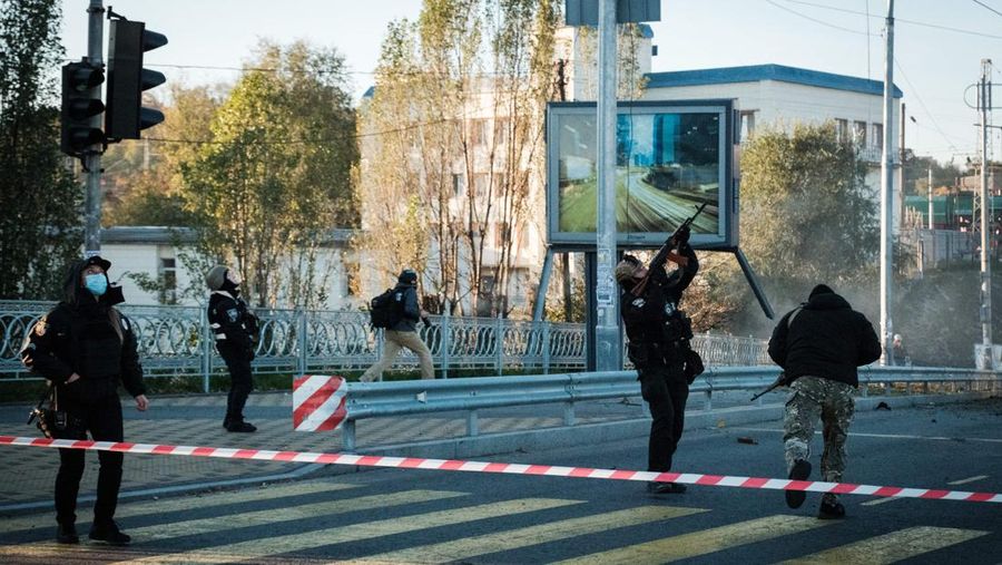 Seorang petugas polisi menembaki pesawat tak berawak Rusia (drone) yang terbang setelah serangan di Kyiv, Ukraina, Senin (17/10/2022)  Menurut Kantor Kepresidenan Ukraina, serangan dilakukan pesawat tanpa awak (UAV) Shahed-136, kamikaze buatan Iran. Belum diketahui sejauh mana kerusakan dan korban. (Photo by YASUYOSHI CHIBA/AFP via Getty Images)