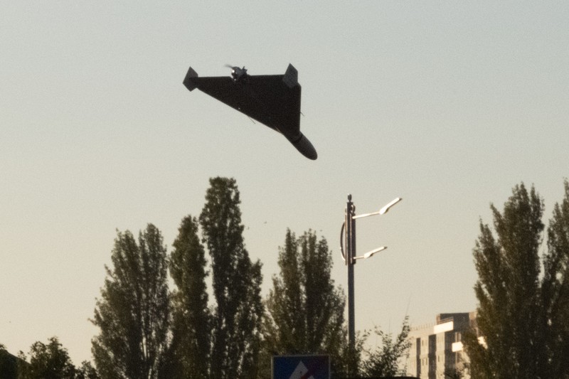Seorang petugas polisi menembaki pesawat tak berawak Rusia (drone) yang terbang setelah serangan di Kyiv, Ukraina, Senin (17/10/2022)  Menurut Kantor Kepresidenan Ukraina, serangan dilakukan pesawat tanpa awak (UAV) Shahed-136, kamikaze buatan Iran. Belum diketahui sejauh mana kerusakan dan korban. (Photo by YASUYOSHI CHIBA/AFP via Getty Images)