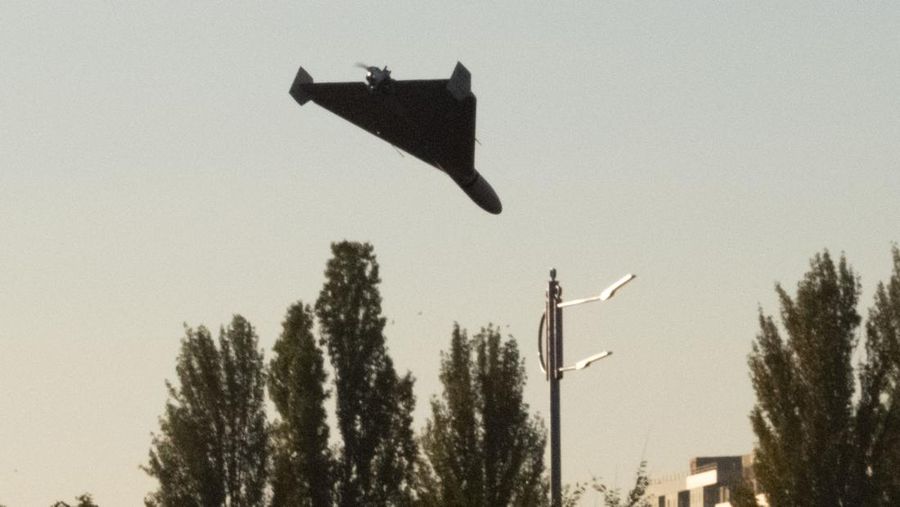 Seorang petugas polisi menembaki pesawat tak berawak Rusia (drone) yang terbang setelah serangan di Kyiv, Ukraina, Senin (17/10/2022)  Menurut Kantor Kepresidenan Ukraina, serangan dilakukan pesawat tanpa awak (UAV) Shahed-136, kamikaze buatan Iran. Belum diketahui sejauh mana kerusakan dan korban. (Photo by YASUYOSHI CHIBA/AFP via Getty Images)