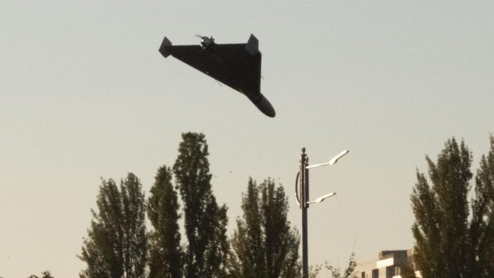 Sebuah pesawat tak berawak (drone) terbang setelah serangan di Kyiv, Ukraina, Senin (17/10/2022) Menurut Kantor Kepresidenan Ukraina, serangan dilakukan pesawat tanpa awak (UAV) Shahed-136, kamikaze buatan Iran. Belum diketahui sejauh mana kerusakan dan korban. (Photo by YASUYOSHI CHIBA/AFP via Getty Images)