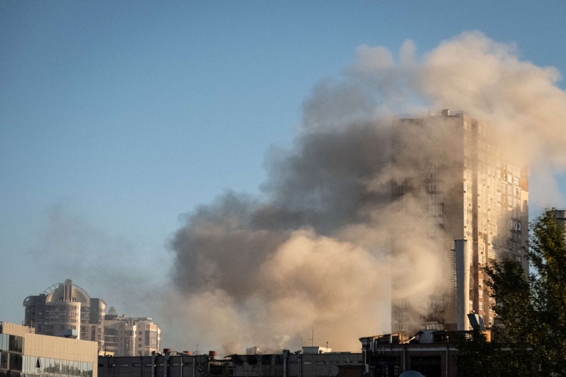 Serangan Drone Rusia di Kyiv, Ukraina Seorang petugas polisi menembaki pesawat tak berawak Rusia (drone) yang terbang setelah serangan di Kyiv, Ukraina, Senin (17/10/2022) Menurut Kantor Kepresidenan Ukraina, serangan dilakukan pesawat tanpa awak (UAV) Shahed-136, kamikaze buatan Iran. Belum diketahui sejauh mana kerusakan dan korban. (Photo by YASUYOSHI CHIBA/AFP via Getty Images)