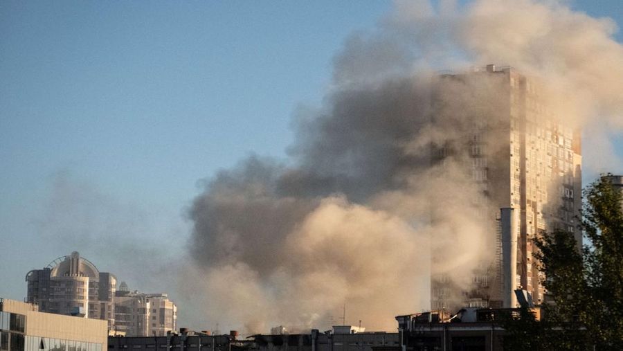 Asap mengepul dari sebuah gedung setelah serangan pesawat tak berawak (drone) di Kyiv, Ukraina, Senin (17/10/2022)  Menurut Kantor Kepresidenan Ukraina, serangan dilakukan pesawat tanpa awak (UAV) Shahed-136, kamikaze buatan Iran. Belum diketahui sejauh mana kerusakan dan korban. (Photo by YASUYOSHI CHIBA/AFP via Getty Images)