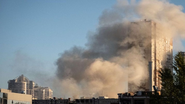 Serangan Drone Rusia di Kyiv, Ukraina Asap mengepul dari sebuah gedung setelah serangan pesawat tak berawak (drone) di Kyiv, Ukraina, Senin (17/10/2022) Menurut Kantor Kepresidenan Ukraina, serangan dilakukan pesawat tanpa awak (UAV) Shahed-136, kamikaze buatan Iran. Belum diketahui sejauh mana kerusakan dan korban. (Photo by YASUYOSHI CHIBA/AFP via Getty Images)