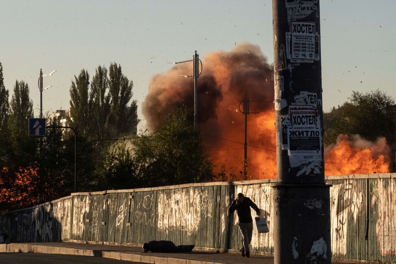 Serangan Drone Rusia di Kyiv, Ukraina Seorang petugas polisi menembaki pesawat tak berawak Rusia (drone) yang terbang setelah serangan di Kyiv, Ukraina, Senin (17/10/2022) Menurut Kantor Kepresidenan Ukraina, serangan dilakukan pesawat tanpa awak (UAV) Shahed-136, kamikaze buatan Iran. Belum diketahui sejauh mana kerusakan dan korban. (Photo by YASUYOSHI CHIBA/AFP via Getty Images)