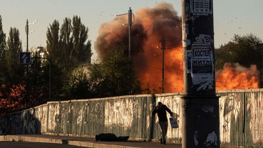 Seorang petugas polisi menembaki pesawat tak berawak Rusia (drone) yang terbang setelah serangan di Kyiv, Ukraina, Senin (17/10/2022)  Menurut Kantor Kepresidenan Ukraina, serangan dilakukan pesawat tanpa awak (UAV) Shahed-136, kamikaze buatan Iran. Belum diketahui sejauh mana kerusakan dan korban. (Photo by YASUYOSHI CHIBA/AFP via Getty Images)