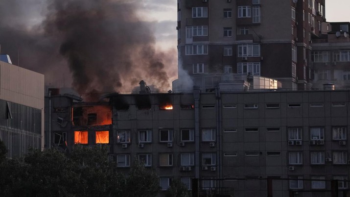 Asap mengepul setelah serangan pesawat tak berawak Rusia di Kyiv, Ukraina, Senin (17/10/2022)  Menurut Kantor Kepresidenan Ukraina, serangan dilakukan pesawat tanpa awak (UAV) Shahed-136, kamikaze buatan Iran. Belum diketahui sejauh mana kerusakan dan korban. (REUTERS/Gleb Garanich)