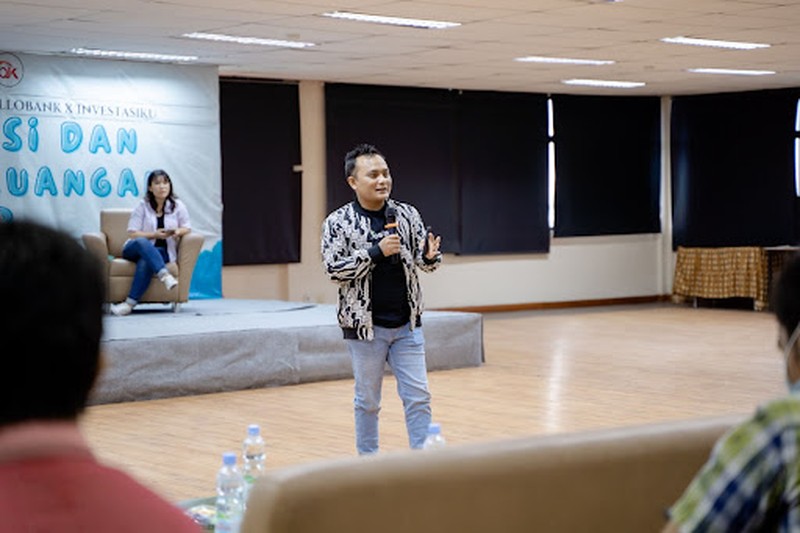 InvestasiKu dan Allobank melalui acara Allo Invest Meramaikan Acara President University Accounting Day di Cikarang InvestasiKu dan Allobank turut meramaikan acara President University pada hari Senin 17 Oktober 2021 di Cikarang, Jawa Barat. Acara yang bertemakan Kiat Investasi dan Manajemen Keuangan ini merupakan salah satu rangkaian acara President University Accounting Day. Acara ini dihadiri lebih dari 120 peserta offline dan 60 peserta secara online. (Dok. InvestasiKu)