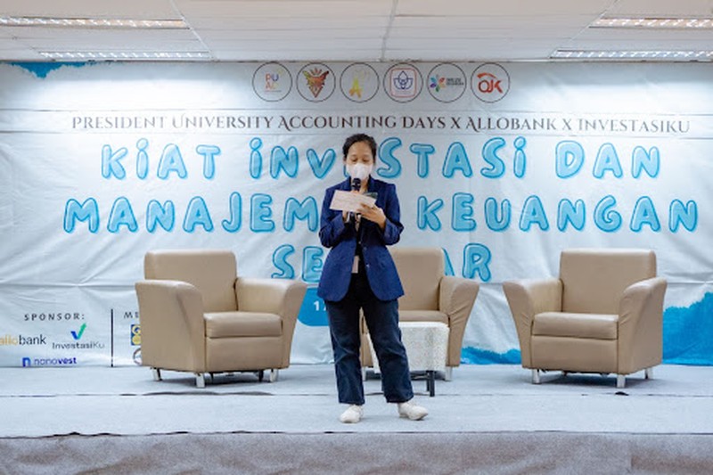 InvestasiKu dan Allobank melalui acara Allo Invest Meramaikan Acara President University Accounting Day di Cikarang InvestasiKu dan Allobank turut meramaikan acara President University pada hari Senin 17 Oktober 2021 di Cikarang, Jawa Barat. Acara yang bertemakan Kiat Investasi dan Manajemen Keuangan ini merupakan salah satu rangkaian acara President University Accounting Day. Acara ini dihadiri lebih dari 120 peserta offline dan 60 peserta secara online. (Dok. InvestasiKu)